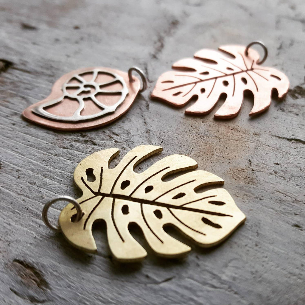 monstera deliciosa gold pendant Monstera Deliciosa